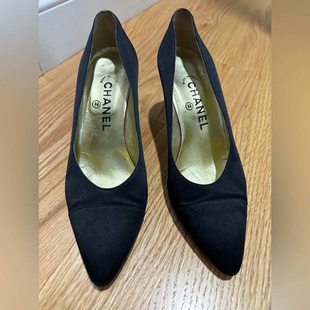 Chanel Black Pumps!